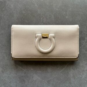 Elegant Beige Leather Salvador Farragamo Women’s Wallet Clutch Mini Bag